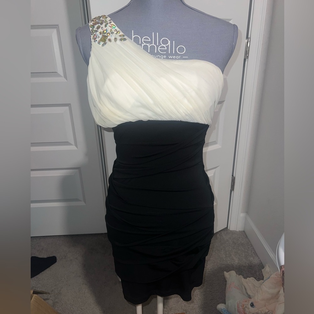 One shoulder dress - Picture 1 of 5